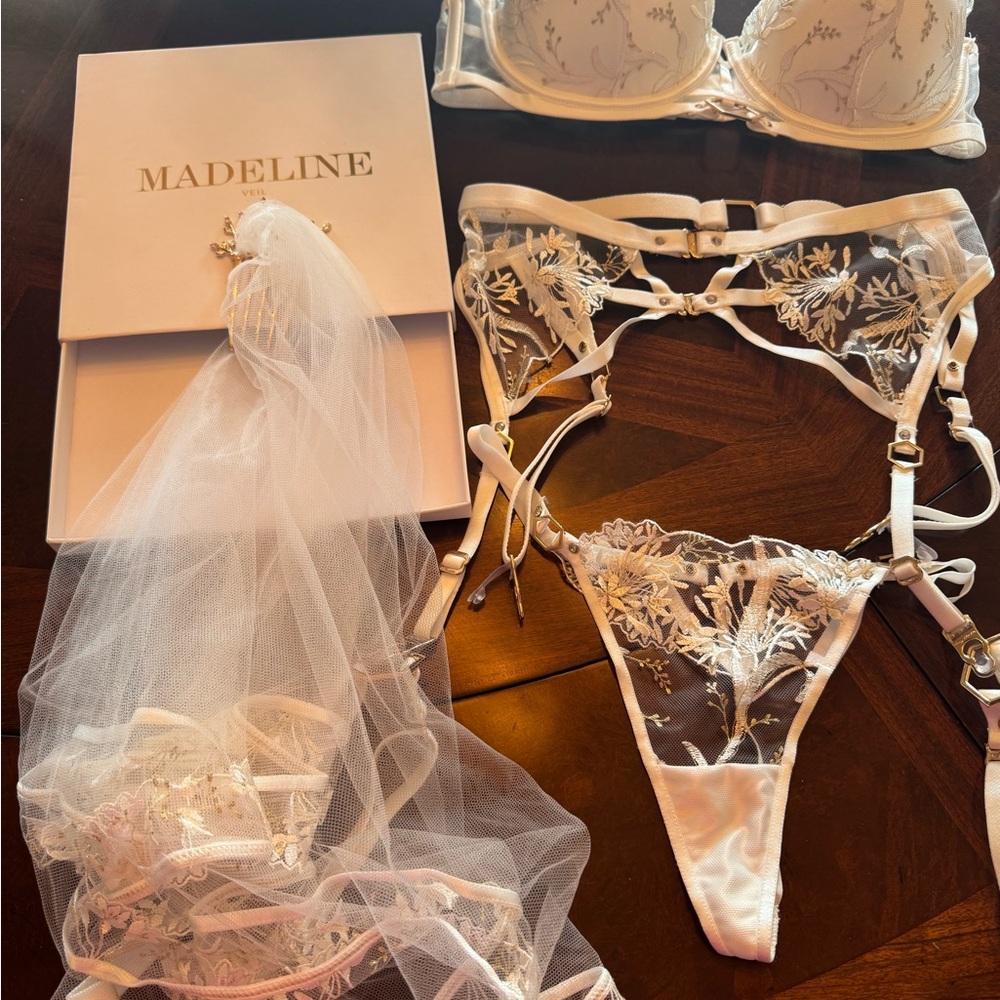 Honey Birdette Bridal Lace 3 piece set with veil